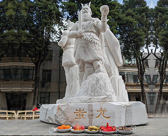 云南石雕黃帝、炎帝、蚩尤雕塑安裝效果展示