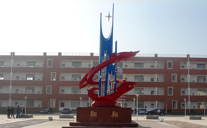 不銹鋼雕塑制作完成之后，需要對表面進(jìn)行打磨噴漆，這樣才可以獲得想要的表面效果，不銹鋼雕塑打磨噴漆有一些注意事項(xiàng)，下面給大家介紹一下。